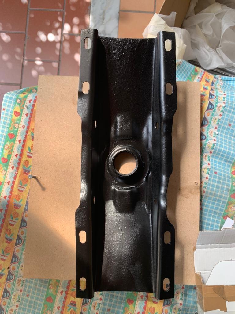 Support inférieur de boîte de vitesses Jaguar Mk2 LesAnciennes.com