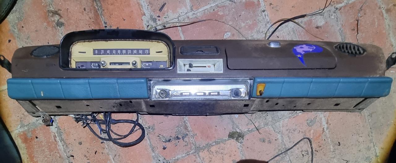 Tableau de bord PEUGEOT 404 LesAnciennes.com