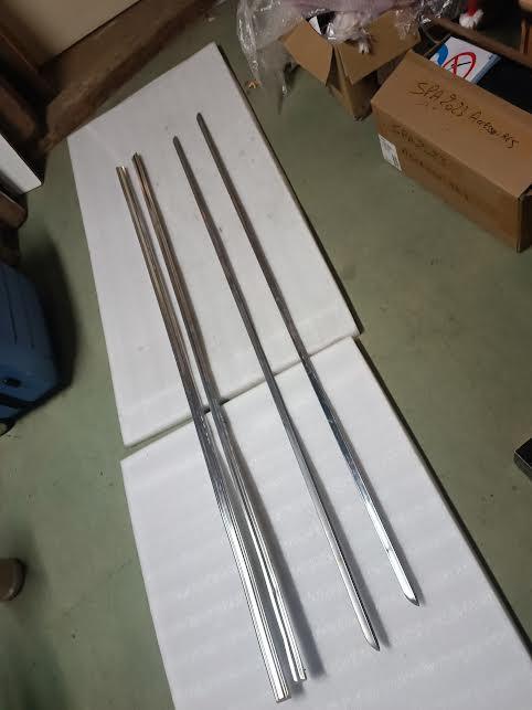 BAGUETTES CHROMEES DE BAS DE CAISSE SIMCA 1100 LesAnciennes.com