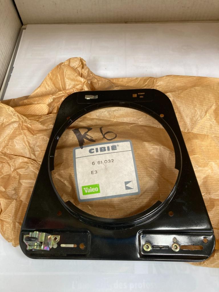 Support de phare gauche neuf RENAULT 6 (R6) LesAnciennes.com