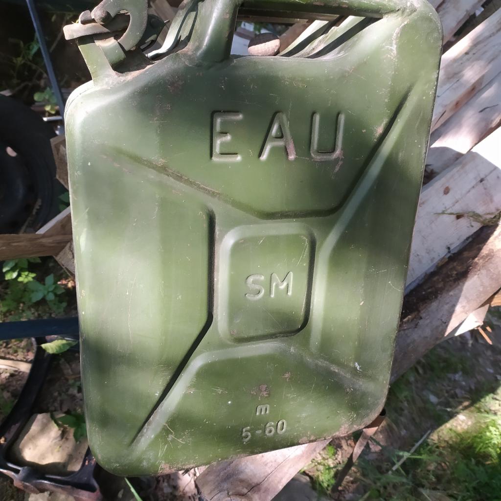 Jerrican "eau" pour vehicules militaires LesAnciennes.com