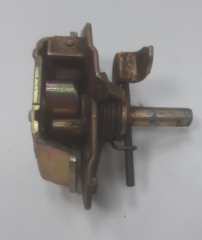 Ensemble Serrure de porte+gâche AVD Renault 4 LesAnciennes.com