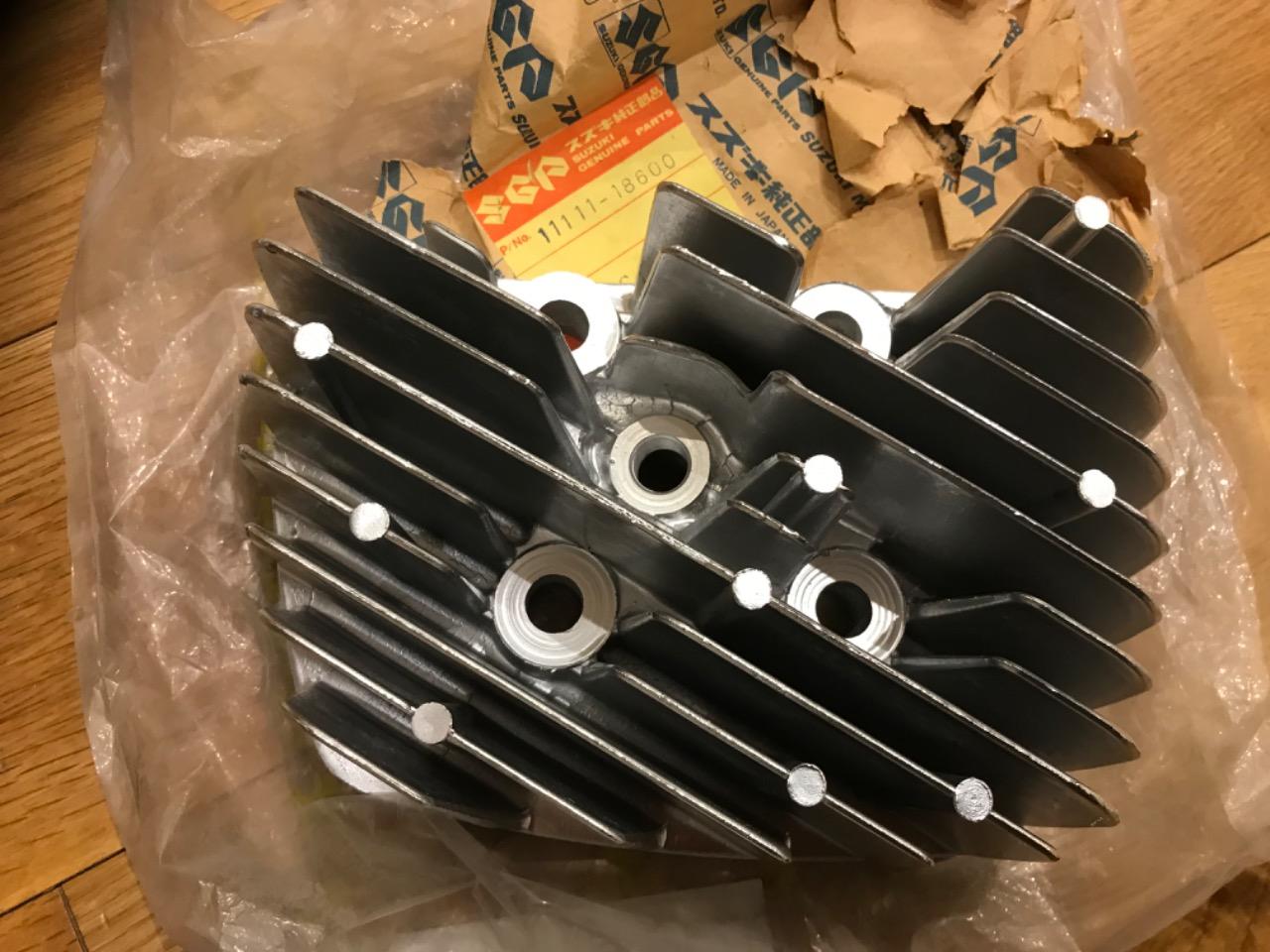 SUZUKI T 350, culasse neuve d’origine LesAnciennes.com