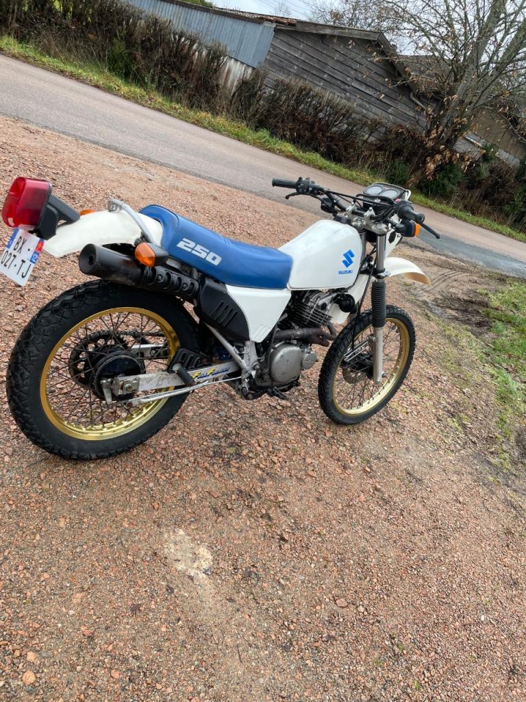 SUZUKI 250 DR - 1988 LesAnciennes.com