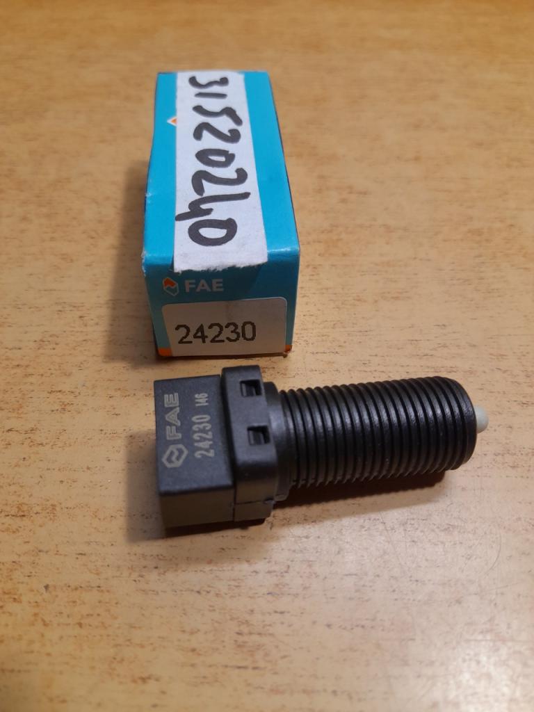 Contacteur feux stop Renault 11 super 5 R19 R21 LesAnciennes.com