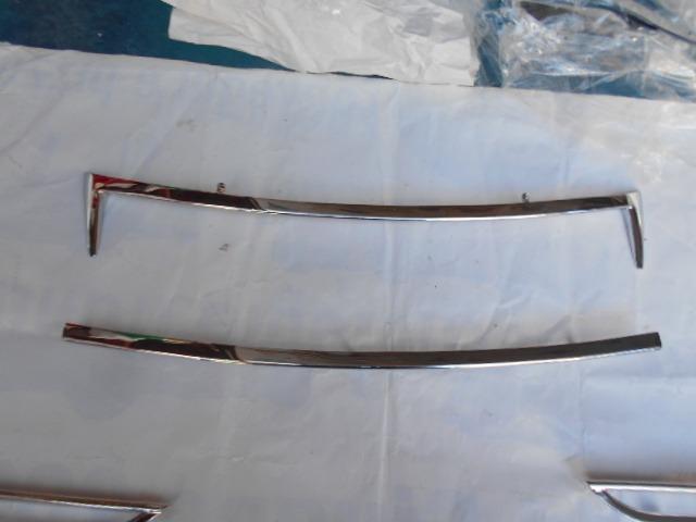 Moulures central de capot avant Maserati Mistral LesAnciennes.com