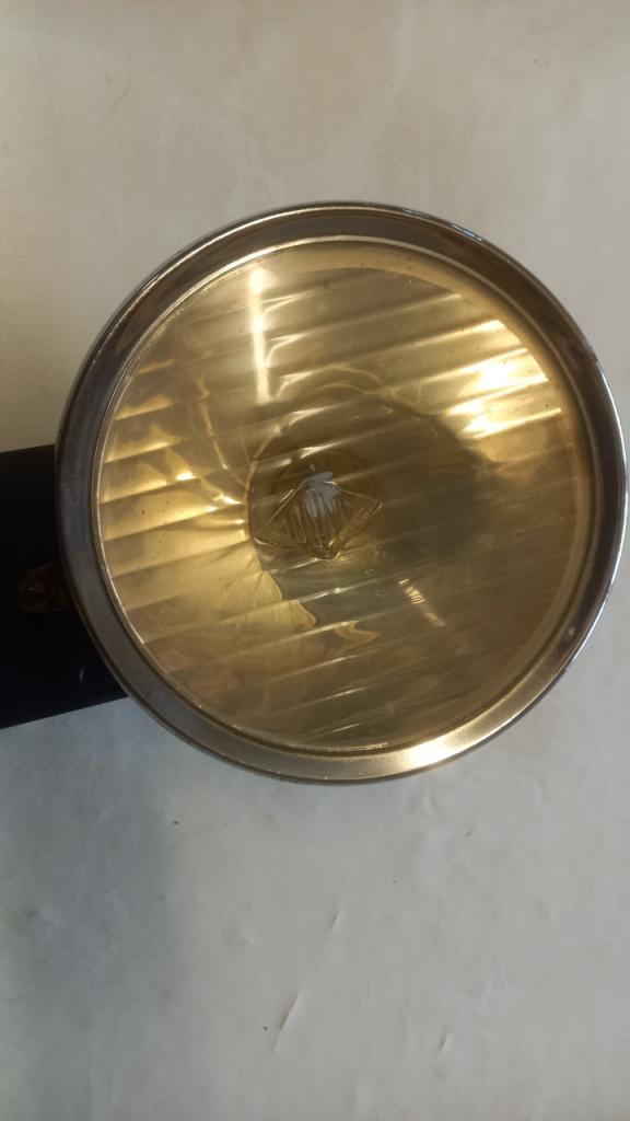 Phare Renault, un optique seul LesAnciennes.com