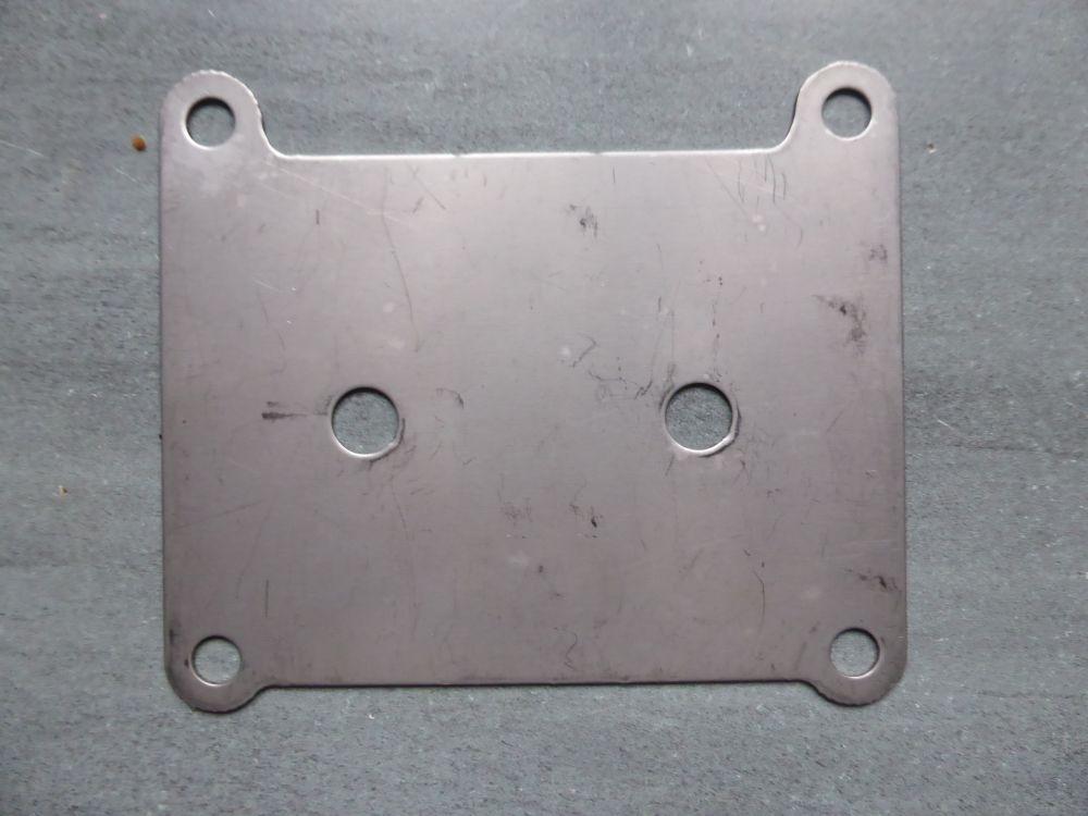 Tôle fermeture entre tubulure d’admission et échap LesAnciennes.com