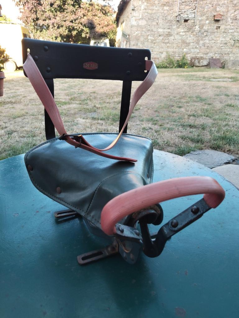 Ancienne selle enfant pour cyclo LesAnciennes.com