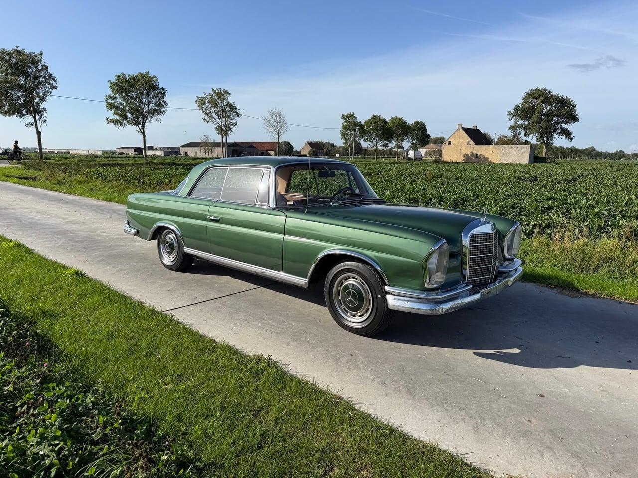1969 Mercedes-Benz 280SE W111 LesAnciennes.com