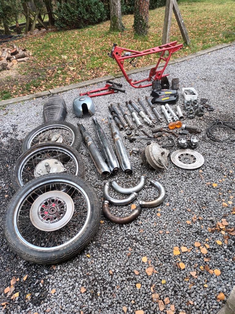 Lot de pièces SUZUKI T 500 LesAnciennes.com