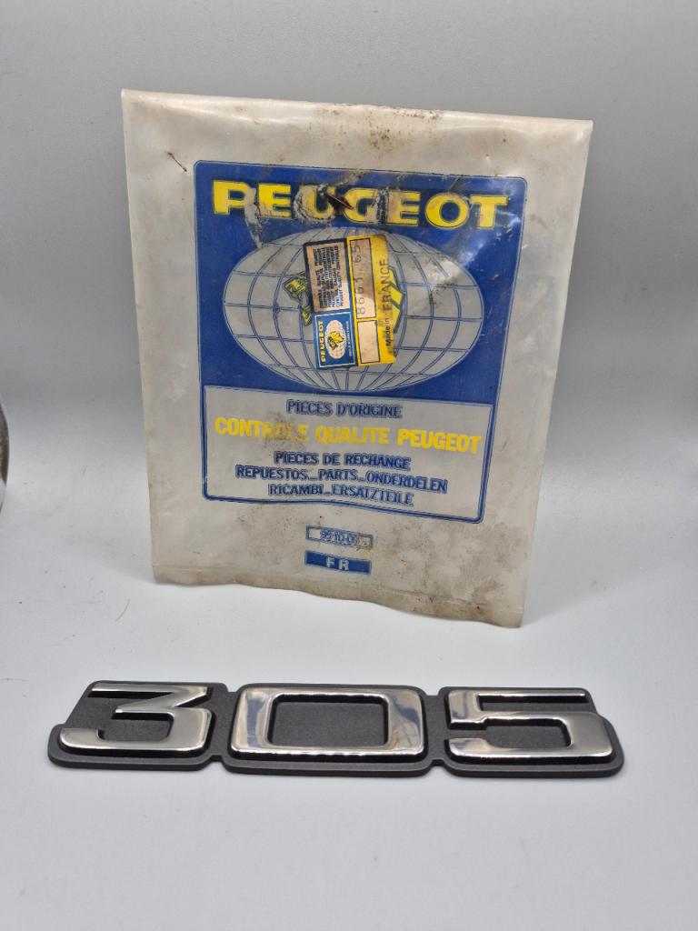 Monogramme AR Peugeot "305" LesAnciennes.com