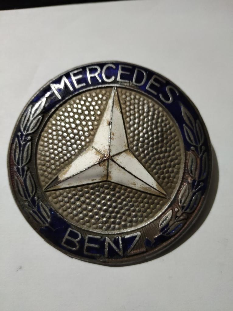 Insigne émaillé de calandre de Mercedes LesAnciennes.com