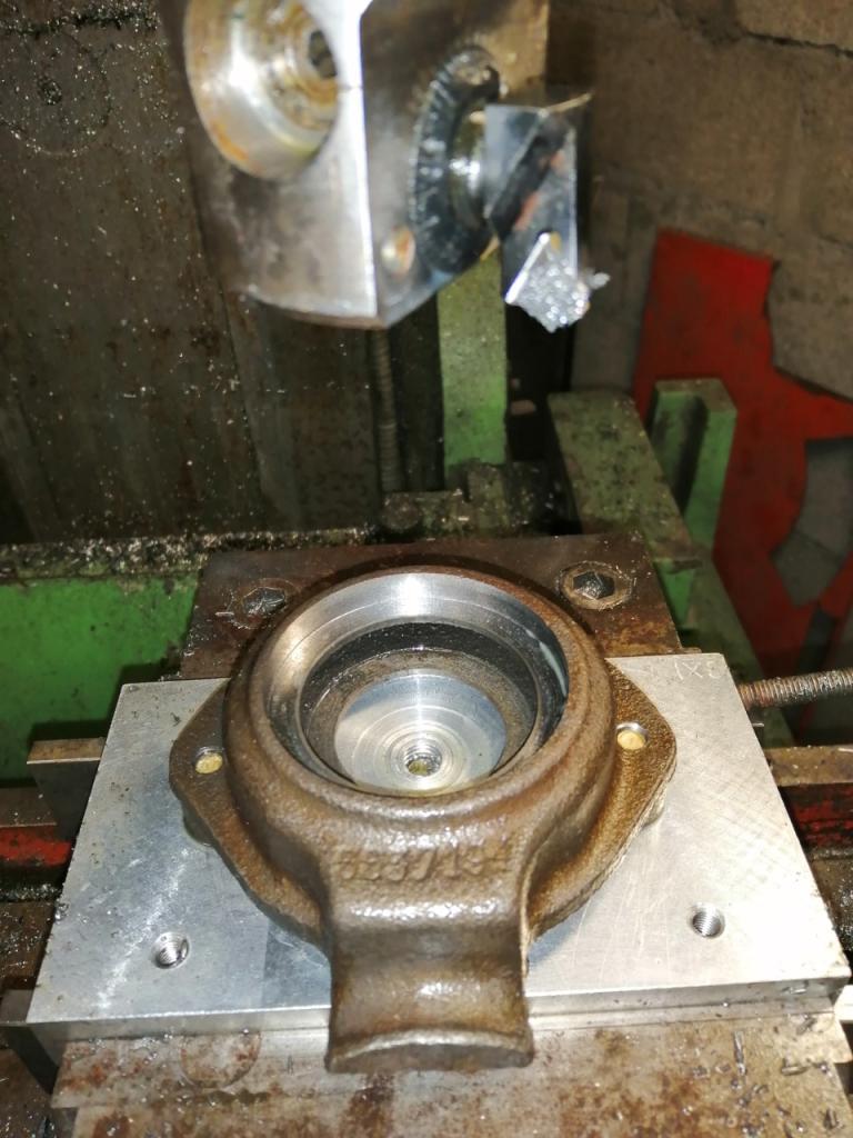 Modification étanchéité cache roulement pont RENAU LesAnciennes.com