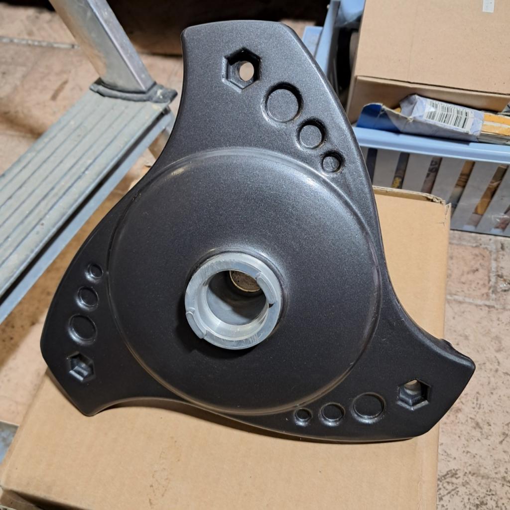 Moyeu roue avant SUZUKI Burgman 125 neuf LesAnciennes.com