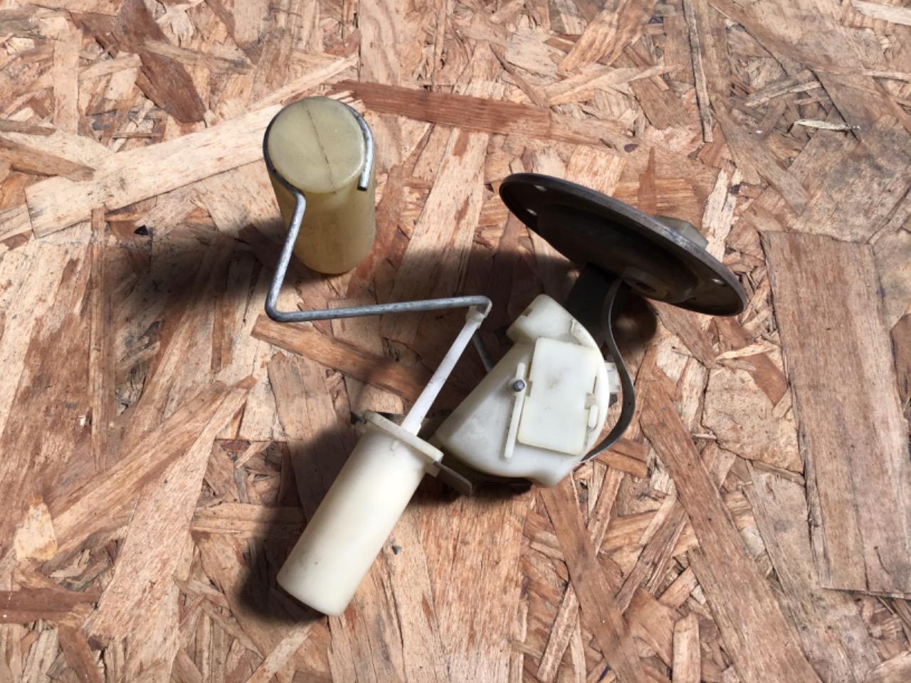 JAUGE À ESSENCE RENAULT 4 (R4) LesAnciennes.com