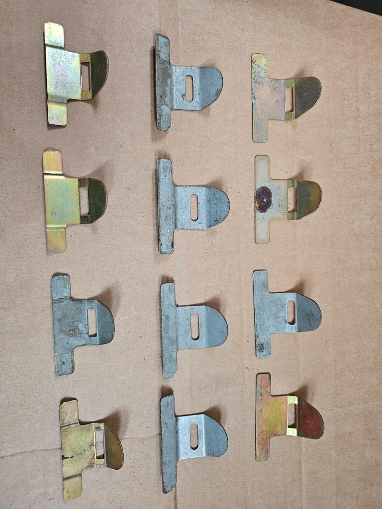 Patte de fixation pavillon CITROEN DS LesAnciennes.com