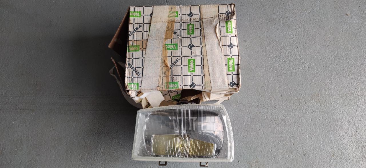 Phare gauche MARCHAL H1 + CE PEUGEOT 304 LesAnciennes.com