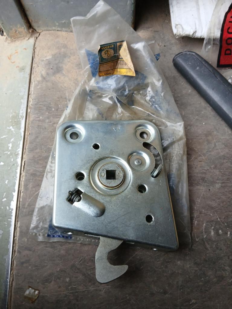 Gâche de porte PEUGEOT J7 LesAnciennes.com