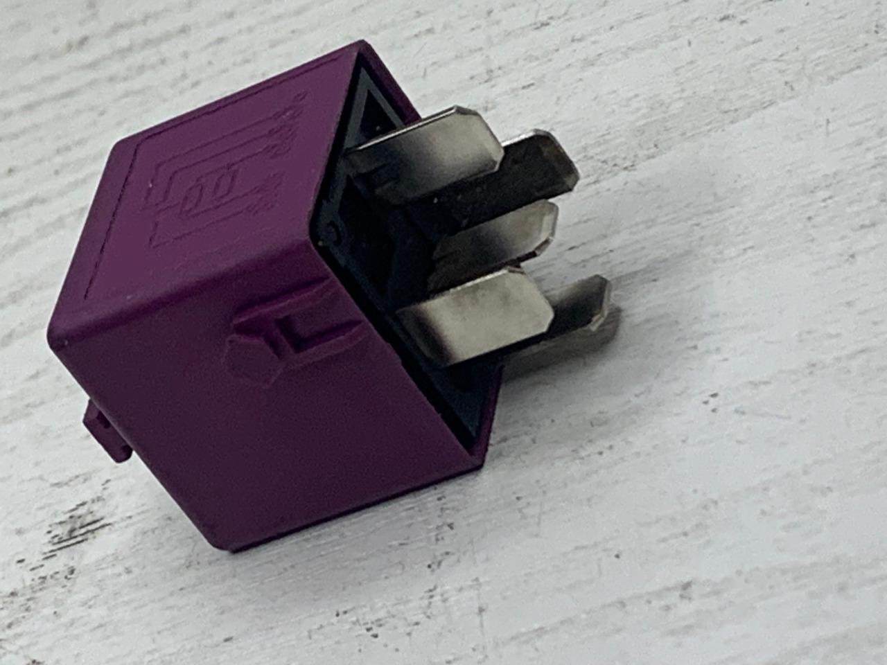 Relai violet BMW réf. 61.36.1.388.911 LesAnciennes.com