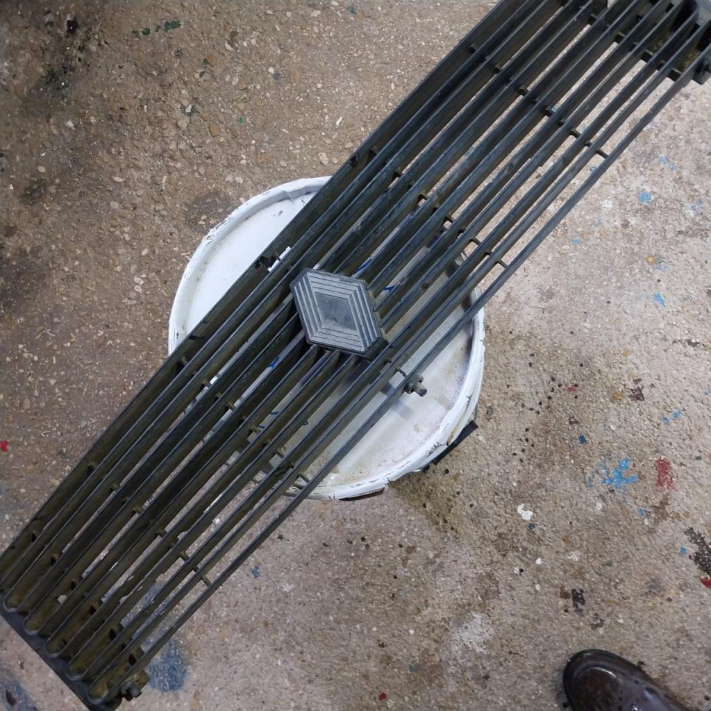 Calandre RENAULT 30 (R30) Ts LesAnciennes.com