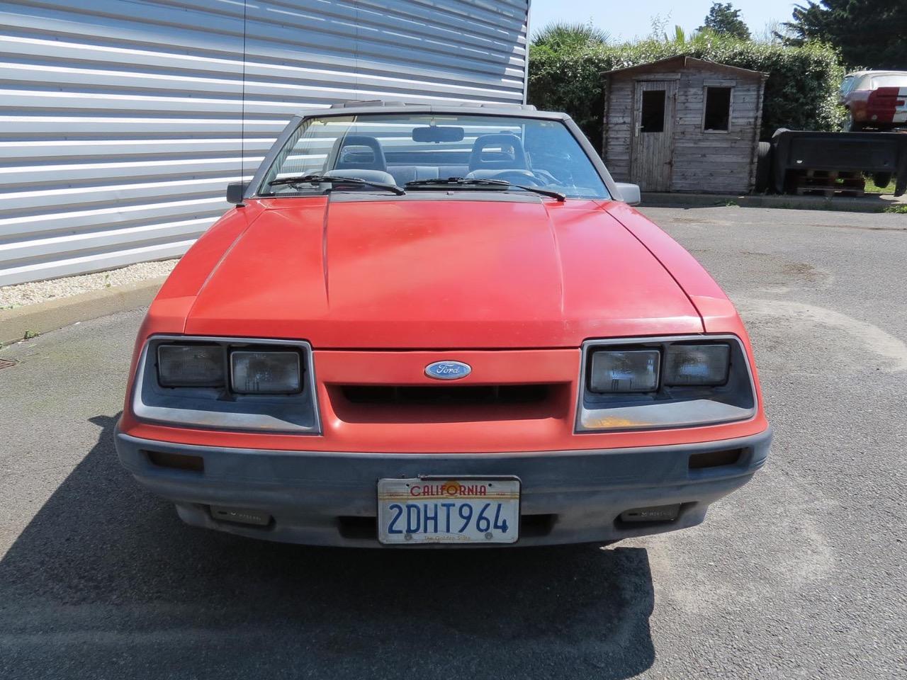 FORD Mustang GT Cabriolet - 1986 LesAnciennes.com