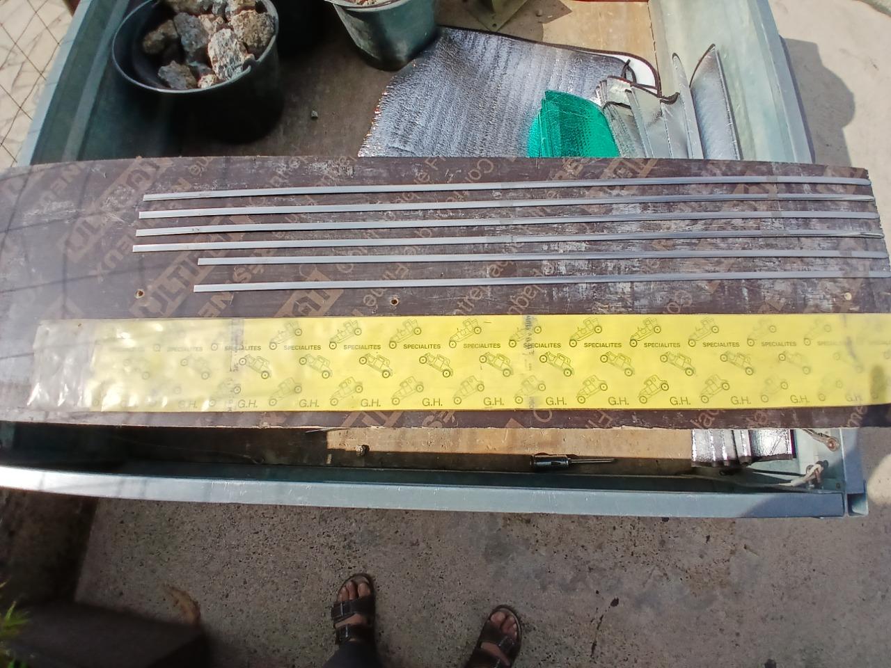 Baguettes chromées RENAULT 12 (R12) LesAnciennes.com