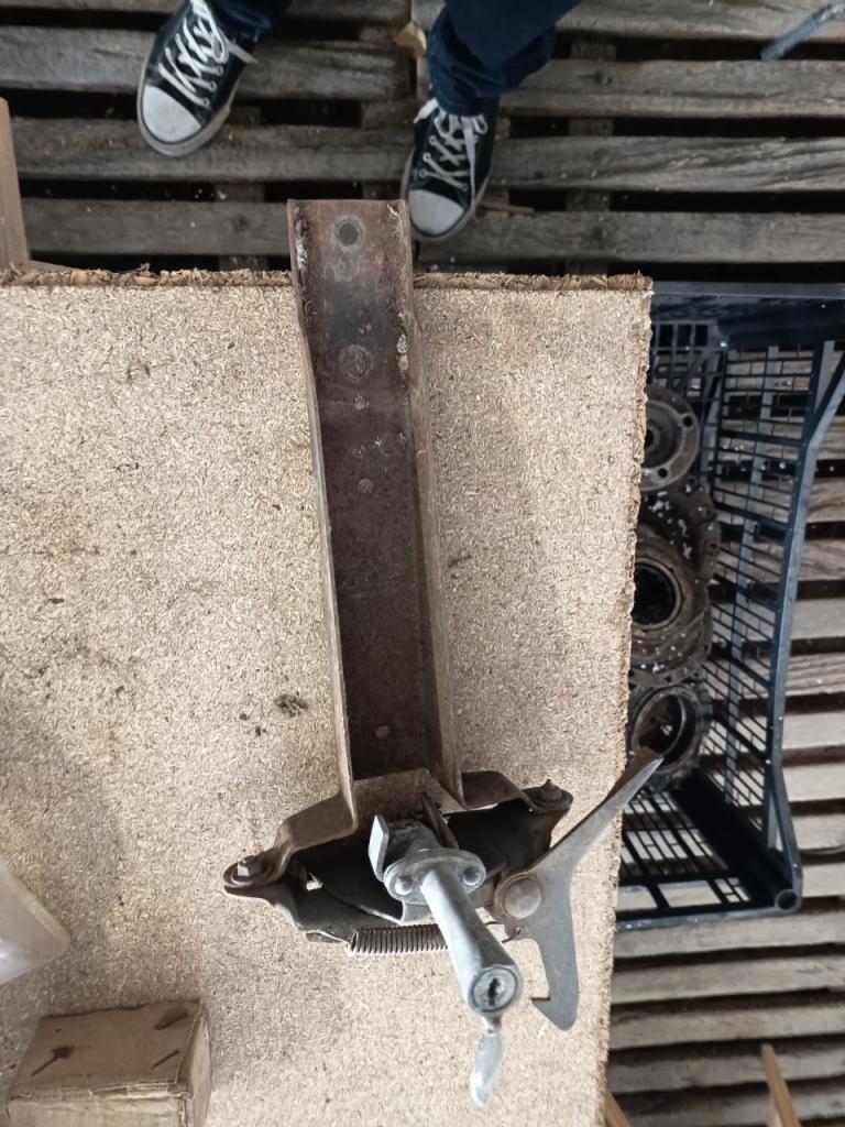 Fermeture capot LesAnciennes.com