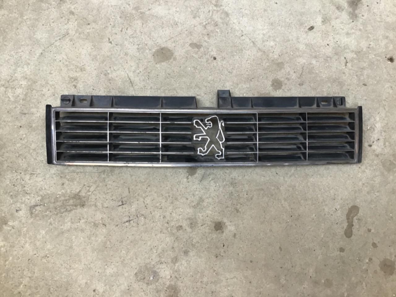 CALANDRE PEUGEOT 305 LesAnciennes.com