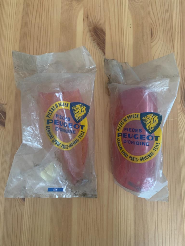 Cabochons feux arrière neufs PEUGEOT 404 LesAnciennes.com