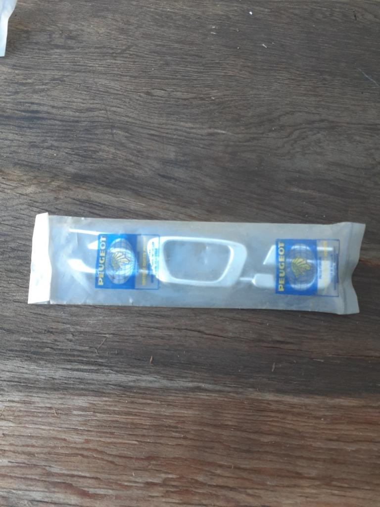 Insigne PEUGEOT 305 LesAnciennes.com