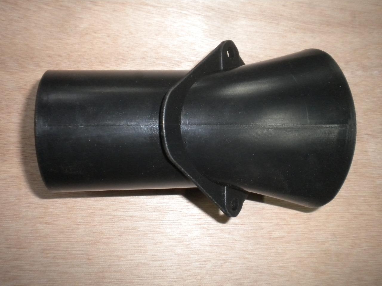 Buse d'entrée d'air neuve sur tole radiateur r8 LesAnciennes.com