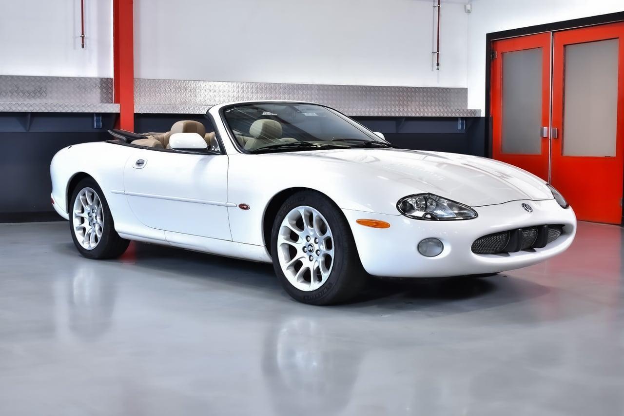 2001 Jaguar XKR Convertible "Supercharged" 4,0L V8 LesAnciennes.com
