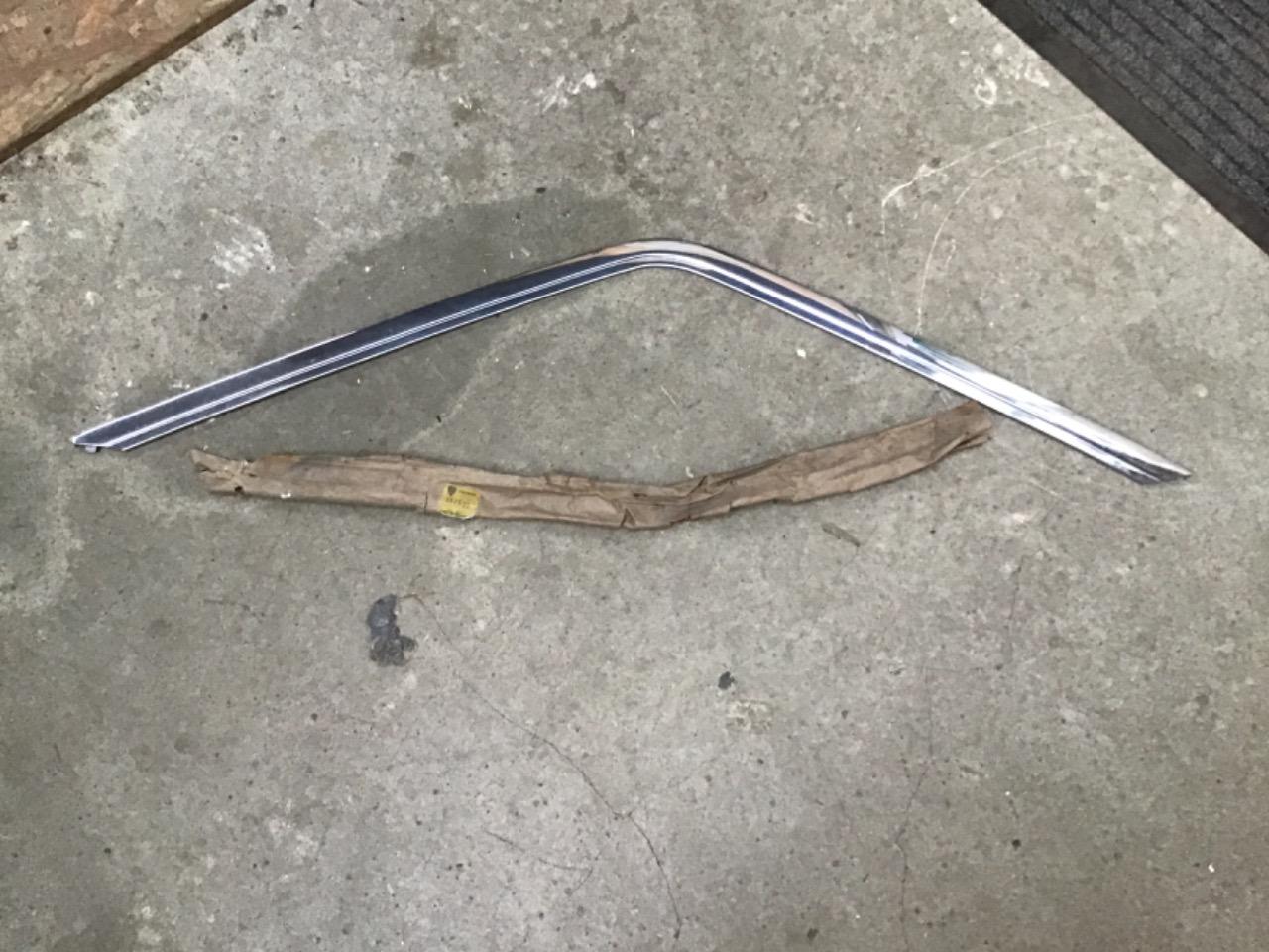 ENJOLIVEUR DE PORTE PEUGEOT 204/304 LesAnciennes.com