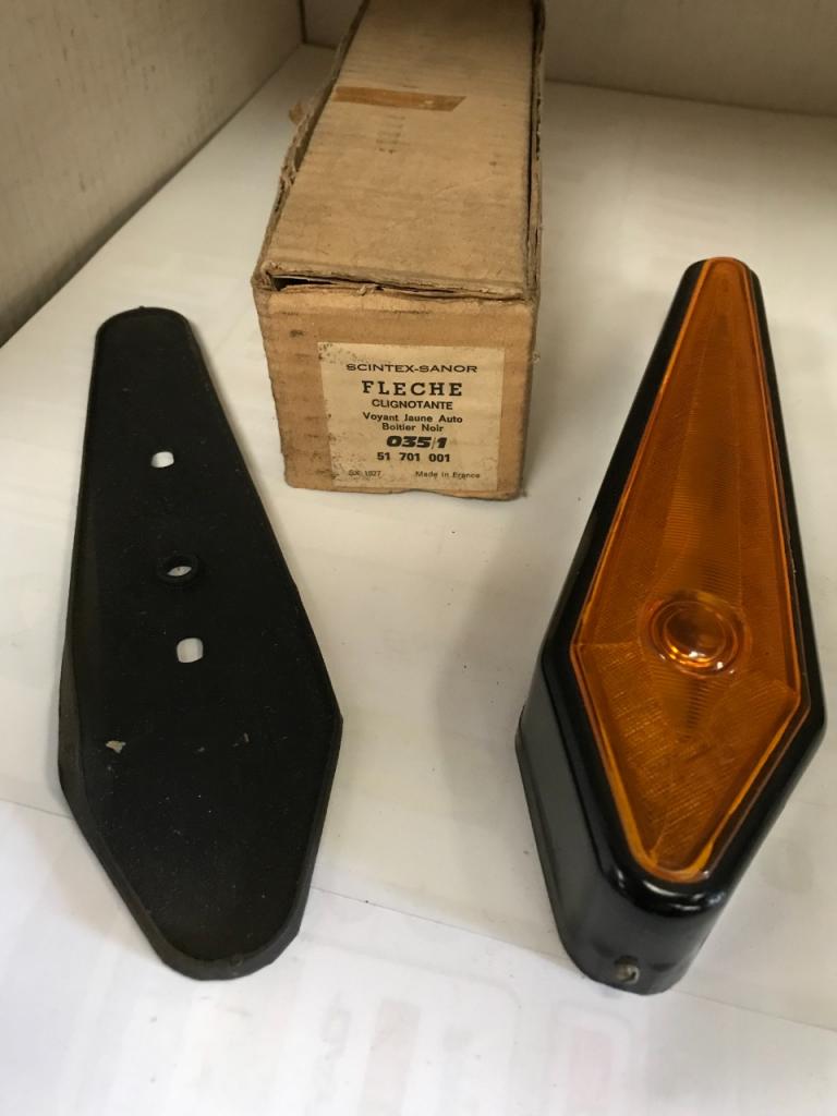 Flêche clignotant orange véhicules anciens LesAnciennes.com