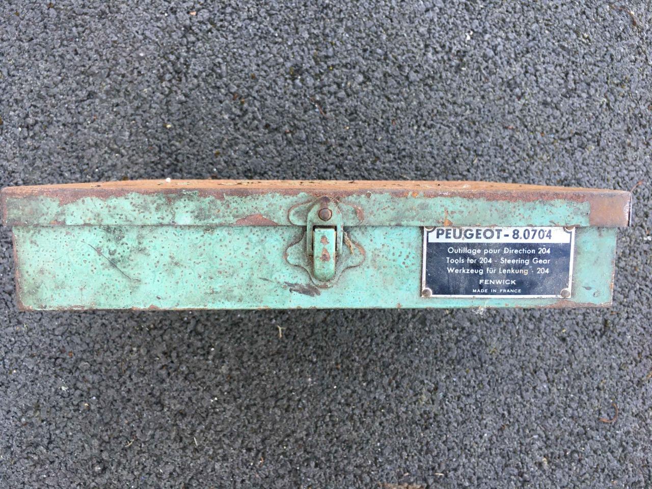 Coffret outillage Peugeot 204 pour direction (imag LesAnciennes.com
