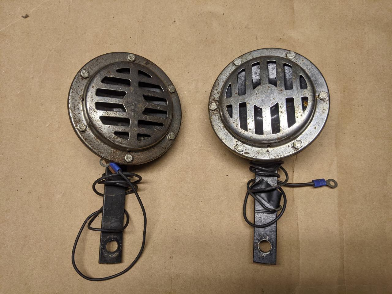 Jeu de 2 Klaxons 6 volts pour voiture ancienne LesAnciennes.com