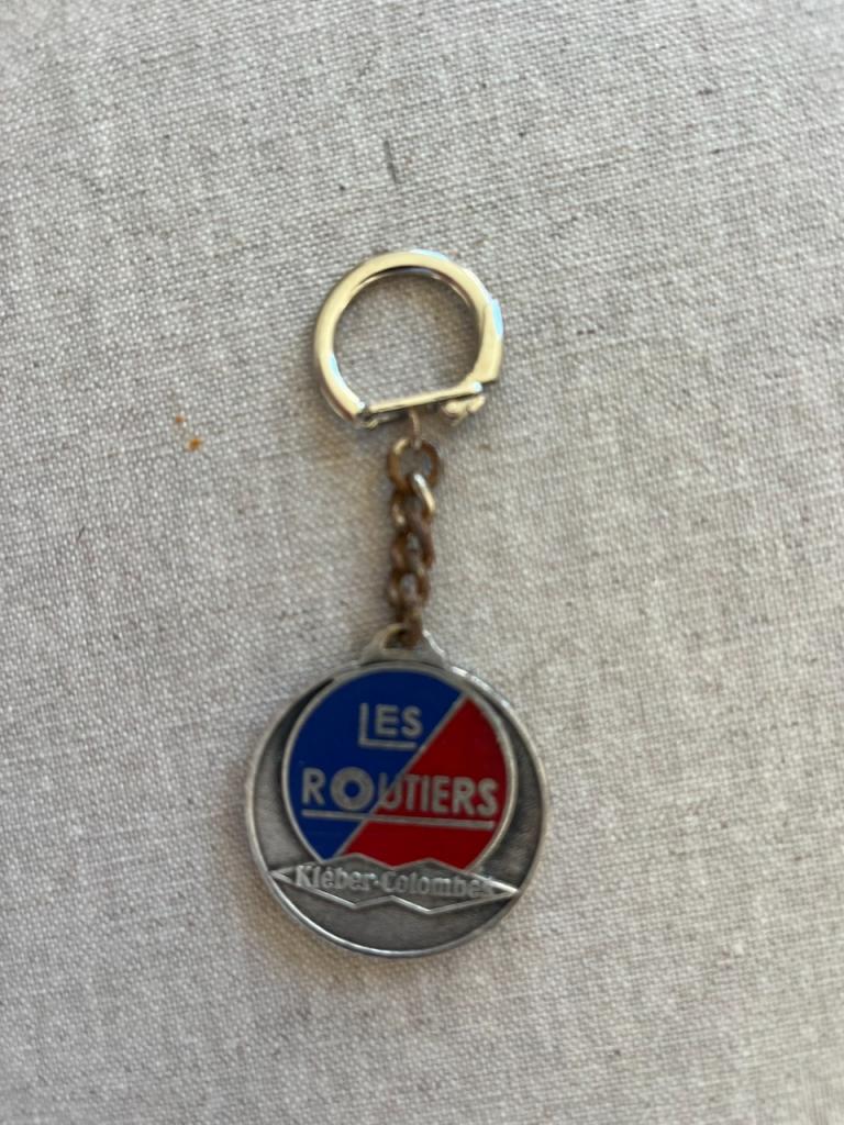Porte clefs ancien Les Routiers Kleber Colomb LesAnciennes.com