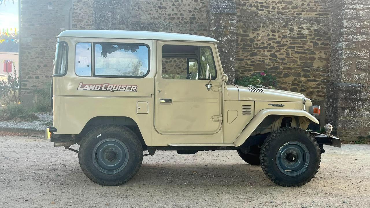 TOYOTA Land Cruiser FJ40 - 1982 LesAnciennes.com