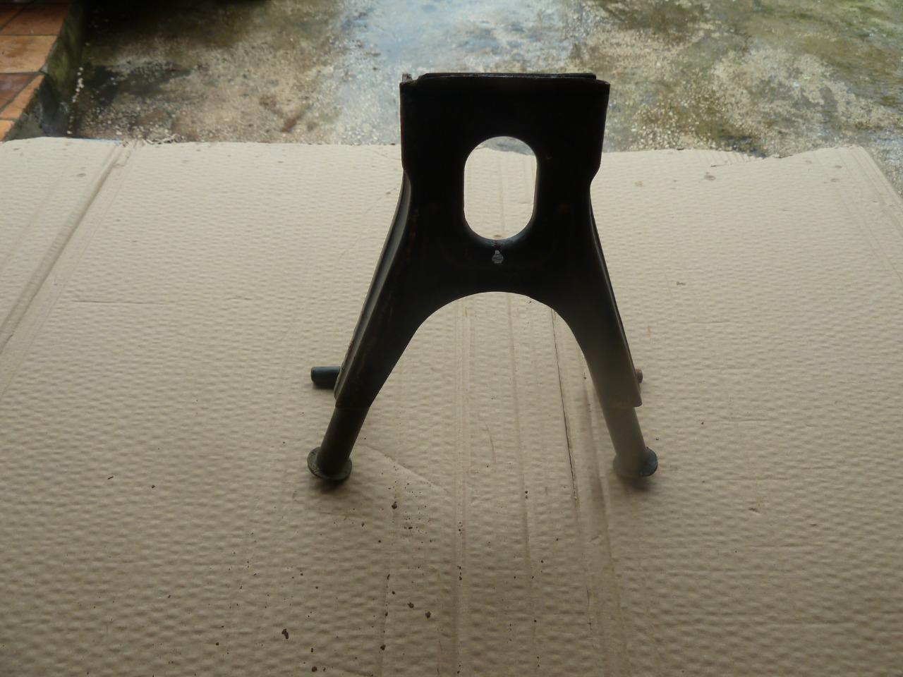 Béquille centrale LesAnciennes.com