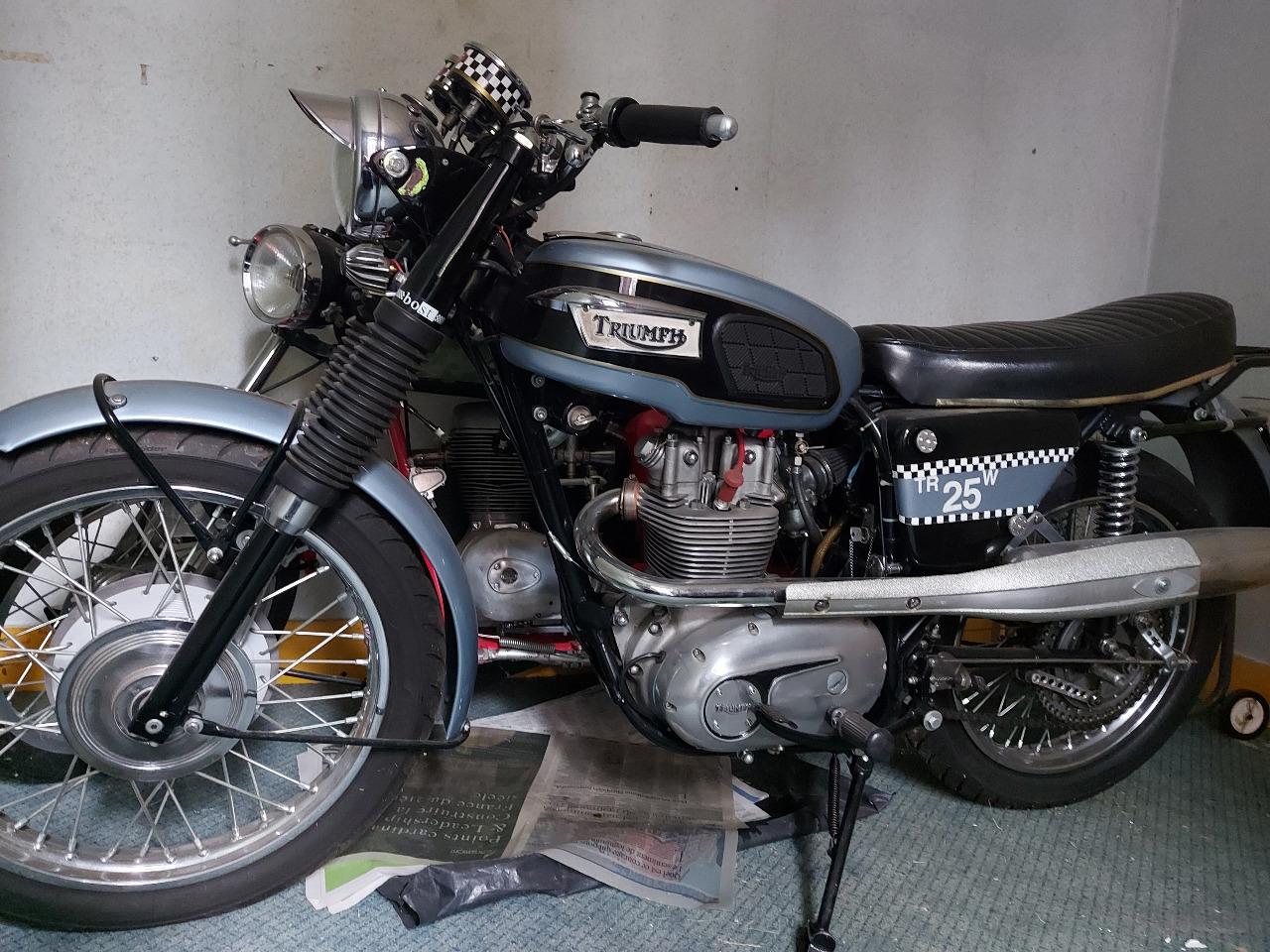 TRIUMPH TR25w route - 1970 LesAnciennes.com