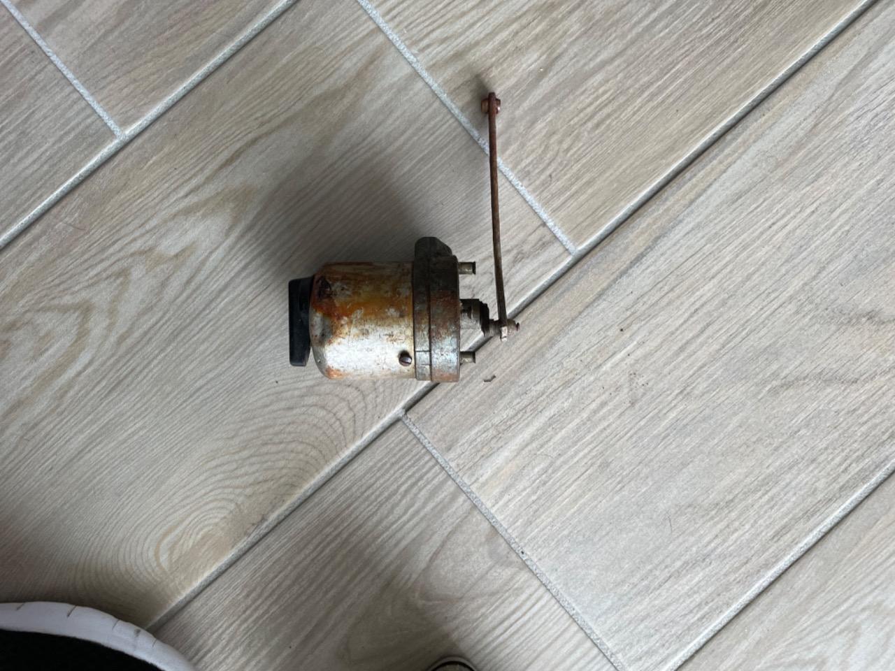 Moteur essuie glace RENAULT 4CV LesAnciennes.com