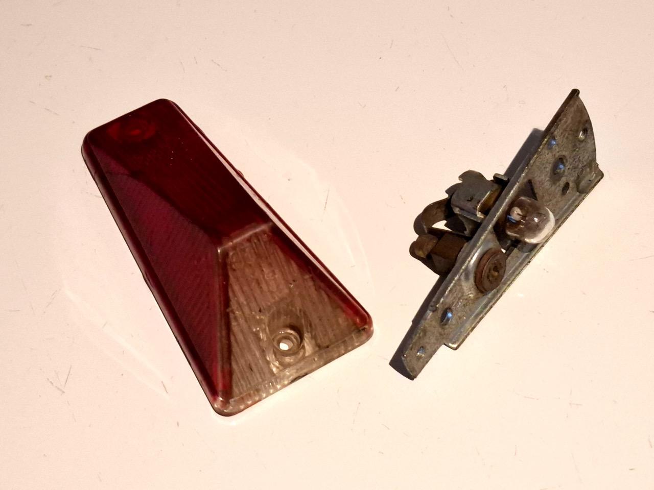 Feu de position R6 - R12 - R16 LesAnciennes.com