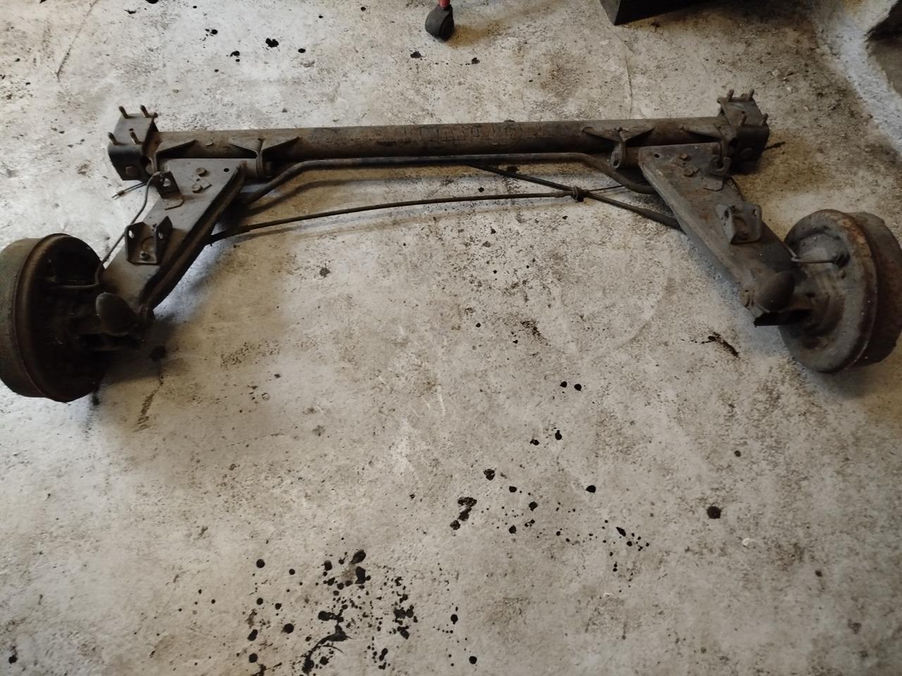 Train arriere PEUGEOT 204 LesAnciennes.com