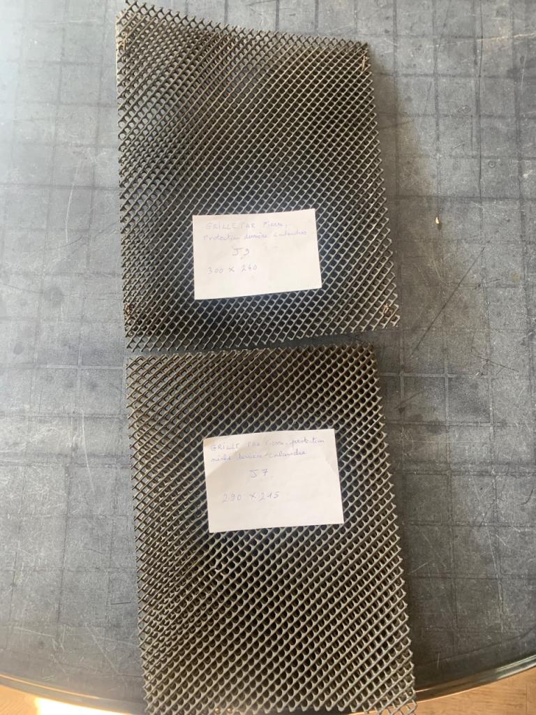 Grille par pierre J7-J9 LesAnciennes.com