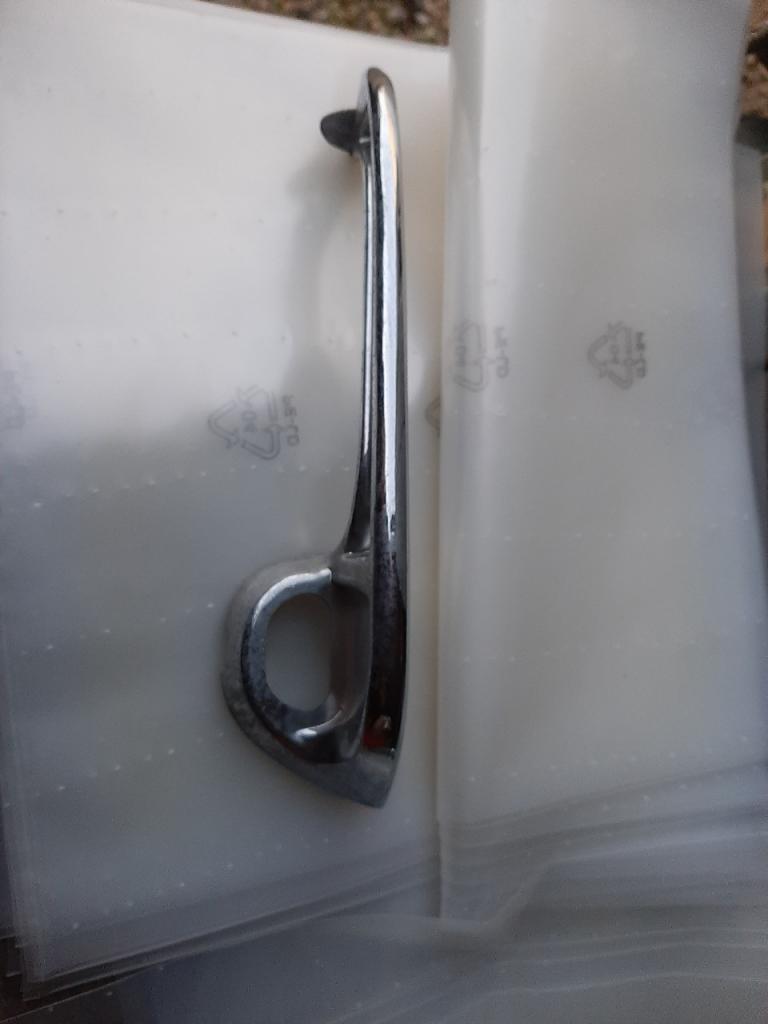 Poignée de porte PEUGEOT 404 LesAnciennes.com