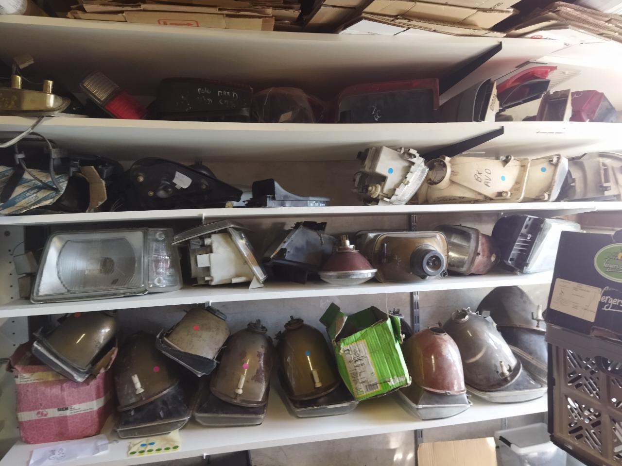 Lot de phares feux arrière et clignotants LesAnciennes.com