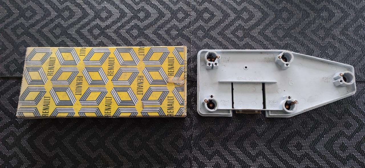 Platine feu arrière gauche RENAULT 18 (R18) LesAnciennes.com