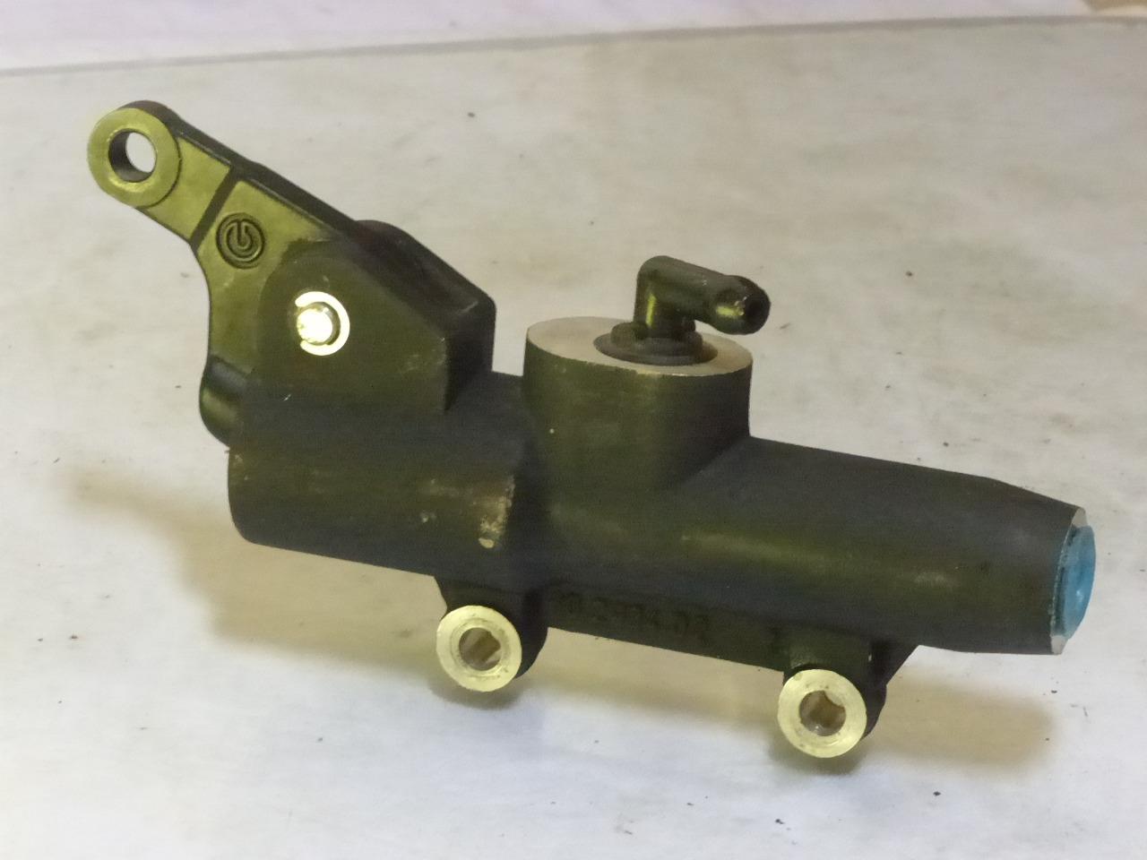 Maitre cylindre Brembo AR sans bocal LesAnciennes.com