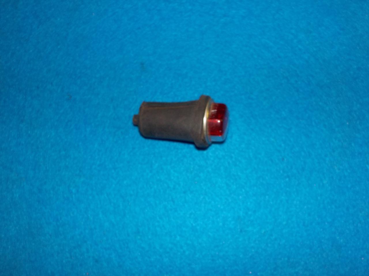 Feu de position RENAULT 4 (R4) LesAnciennes.com